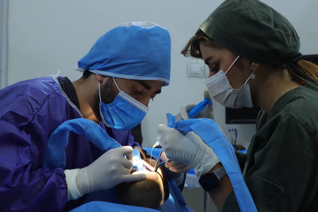 انجام عمل جراحی توسط تیم پزشکی